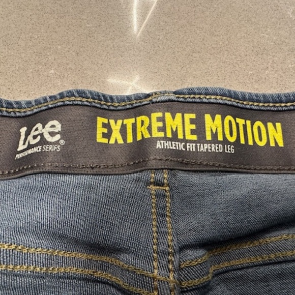 Men's Lee Extreme Motion Athletic Fit Tapered Leg 38x30 Medium Wash Jeans - Picture 5 of 8